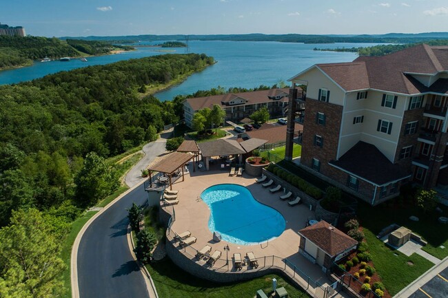 200 Majestic Dr in Branson, MO - Foto de edificio - Building Photo