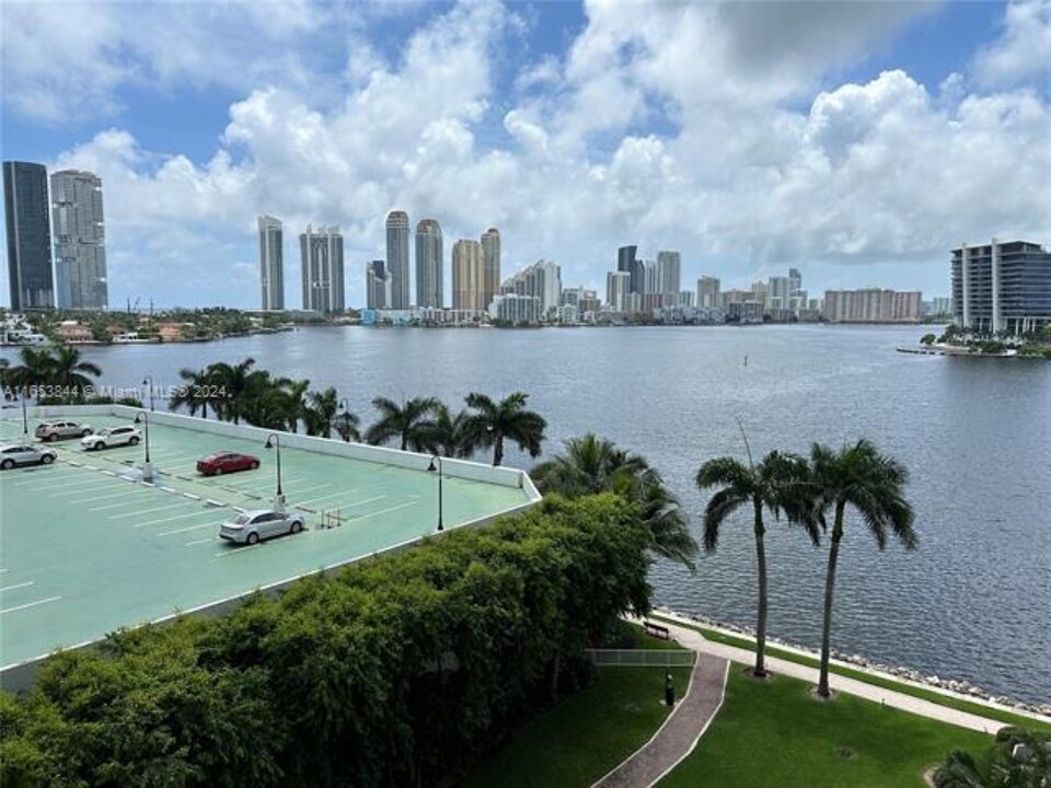 3530 Mystic Pointe Dr, Unit 813 in Aventura, FL - Foto de edificio