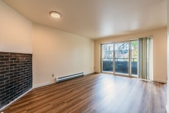 Cottonwood Apartments in Seattle, WA - Building Photo - Interior Photo