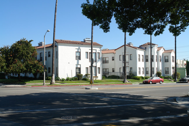 244 N Chevy Chase Dr in Glendale, CA - Foto de edificio - Building Photo