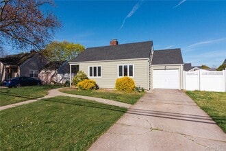22 Carman Blvd in Massapequa, NY - Building Photo - Building Photo