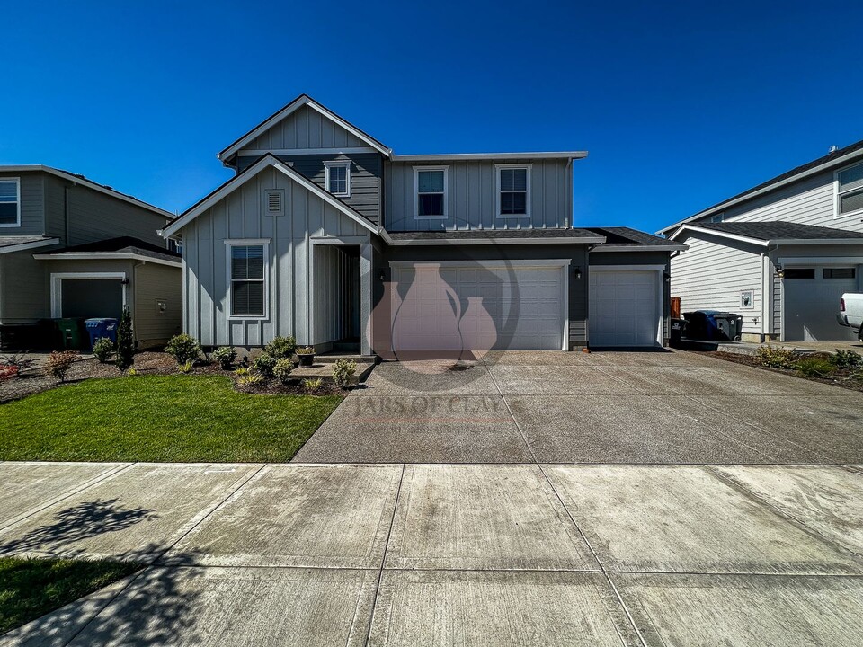 1403 Sunflower St in Woodburn, OR - Building Photo