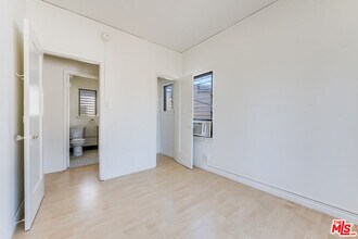 805 N Poinsettia Pl in Los Angeles, CA - Building Photo - Building Photo