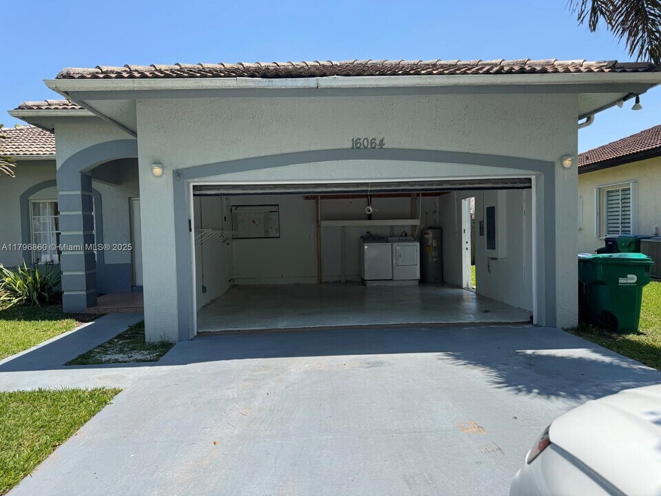 16064 SW 143rd Ln in Miami, FL - Building Photo