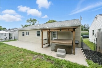122 Frederick Dr in Liverpool, NY - Building Photo - Building Photo