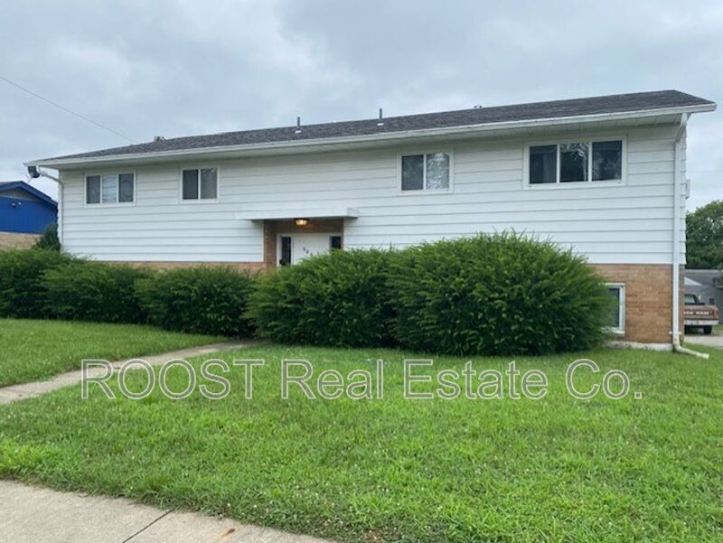 906 W Lake Ave in New Carlisle, OH - Building Photo