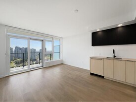 13738 Central Ave in Surrey, BC - Building Photo
