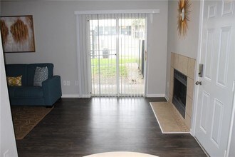 4502 Gaston Ave-Unit -107 in Dallas, TX - Foto de edificio - Building Photo