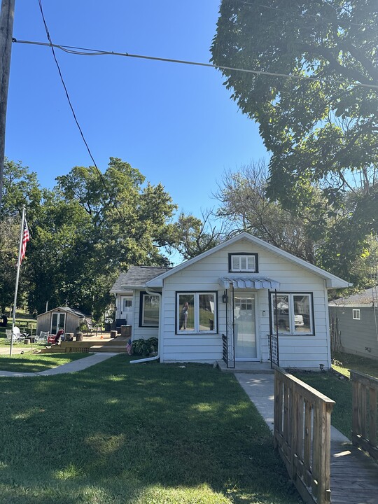 N3224 Beach Rd in Lake Geneva, WI - Foto de edificio