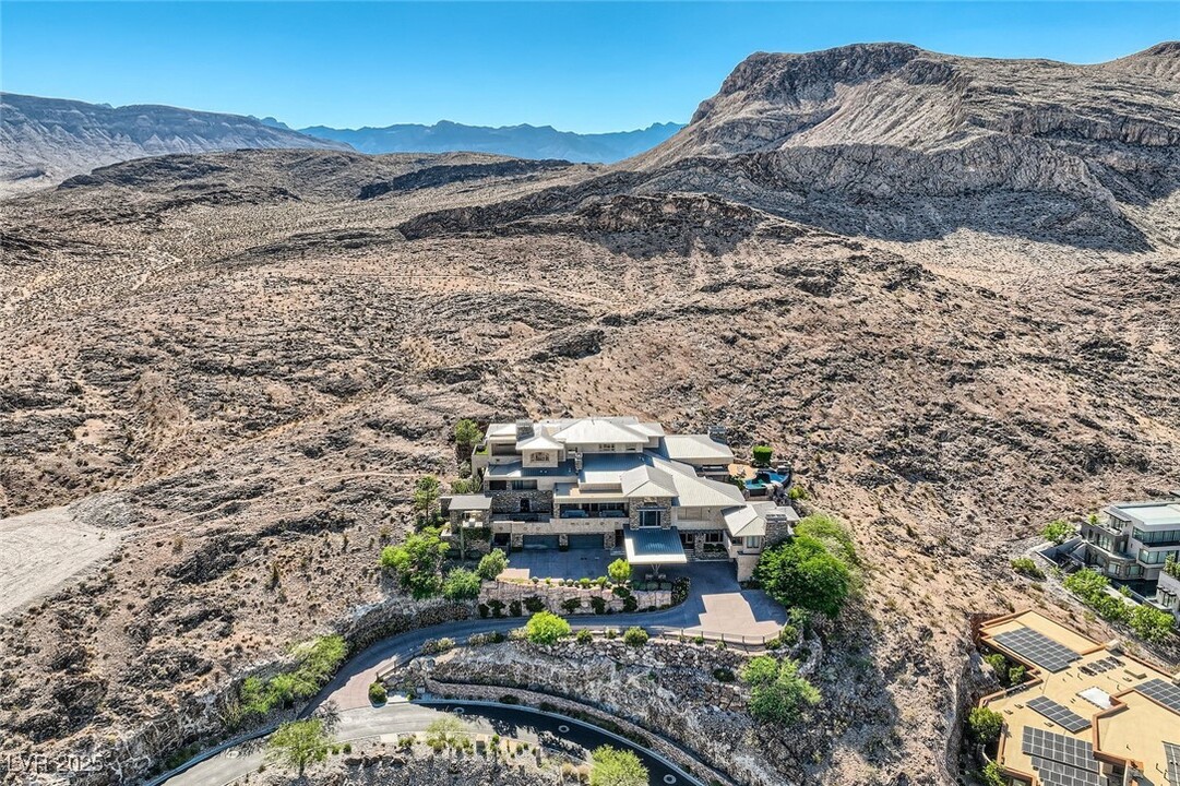 5 Promontory Pointe Ln in Las Vegas, NV - Building Photo