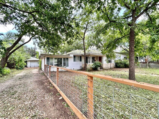 1033 E 43rd St in Austin, TX - Building Photo - Building Photo
