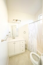 21024 Hemmingway St, Unit Guest House in Canoga Park, CA - Building Photo - Building Photo