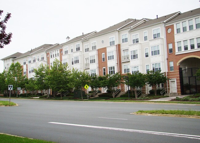 Marquis At Vienna Station in Vienna, VA - Foto de edificio - Building Photo