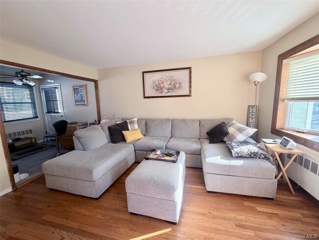 87 Indian Head Rd in Kings Park, NY - Building Photo - Building Photo