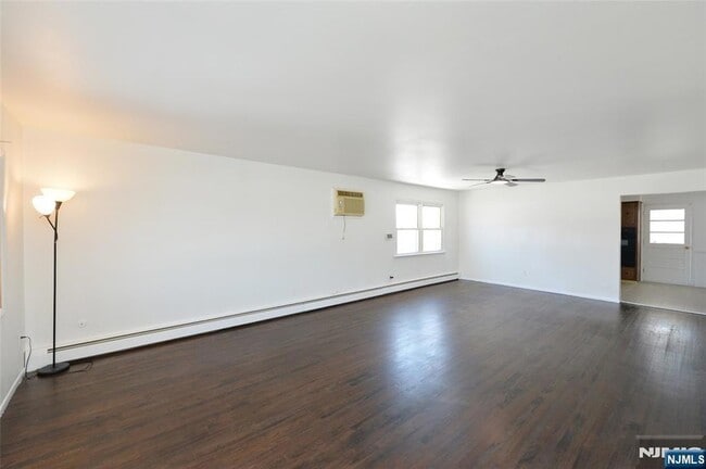 52 Elizabeth St in Garfield, NJ - Foto de edificio - Building Photo