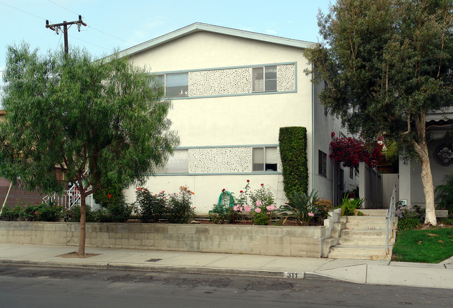 303 Center St in El Segundo, CA - Building Photo - Building Photo