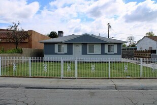 12 Griffiths St in Bakersfield, CA - Building Photo