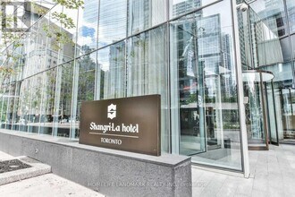 180 University Ave in Toronto, ON - Building Photo - Building Photo