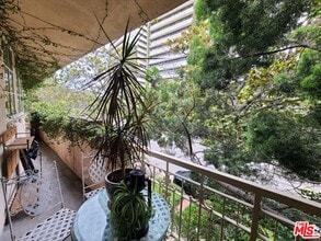 933 Hilgard Ave in Los Angeles, CA - Building Photo - Building Photo