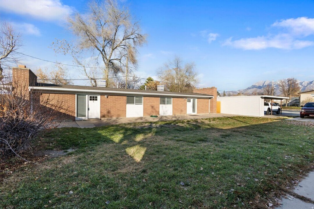 6876 S 90 E in Midvale, UT - Foto de edificio