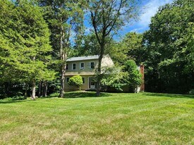 29 Brook Pine Dr in Shelton, CT - Building Photo