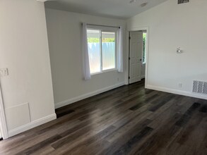 916 E Rose Ave in Orange, CA - Foto de edificio - Building Photo