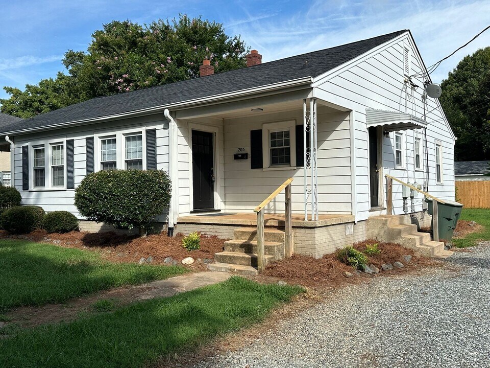 205-207 Water St in Graham, NC - Building Photo