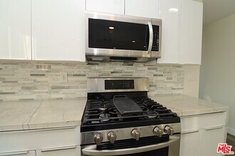 2121 Burnside Ave in Los Angeles, CA - Building Photo - Building Photo