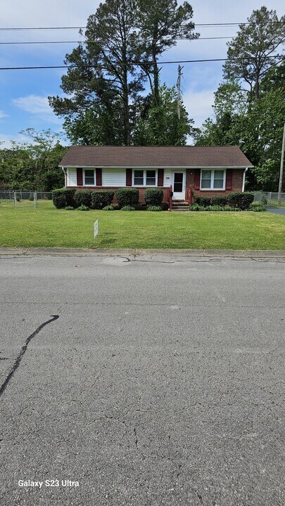 108 Armstrong Dr in Jacksonville, NC - Building Photo