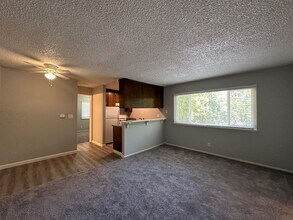 330 W Acacia Street in Stockton, CA - Building Photo - Interior Photo