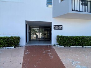 7921 Byron Ave in Miami Beach, FL - Foto de edificio - Building Photo