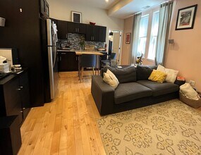 317 6th S St, Unit 3R in Philadelphia, PA - Foto de edificio - Building Photo