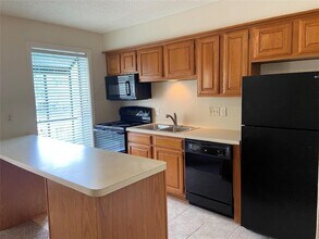 1311 Antoine Dr, Unit 184 in Houston, TX - Foto de edificio - Building Photo