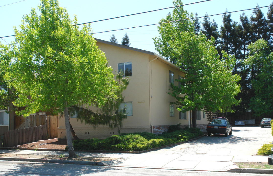 16915 Barnell Ave in Morgan Hill, CA - Foto de edificio