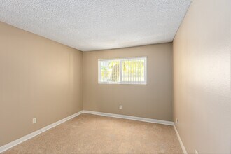 Royal Village Apartments in San Diego, CA - Building Photo - Interior Photo