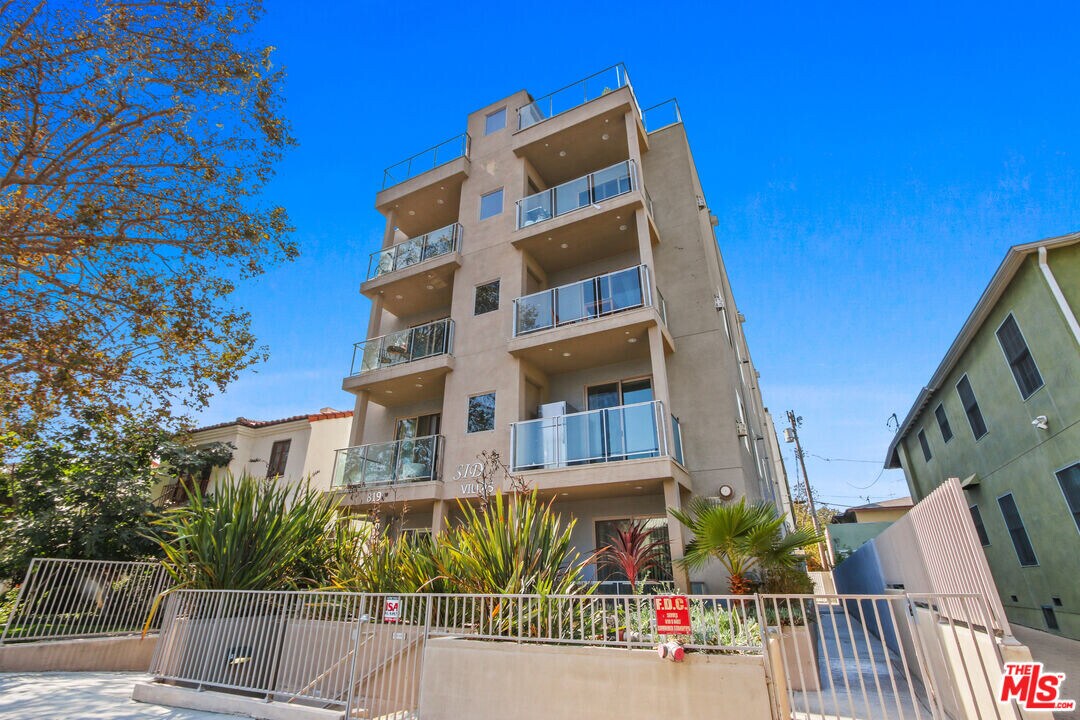 819 S Holt Ave in Los Angeles, CA - Building Photo
