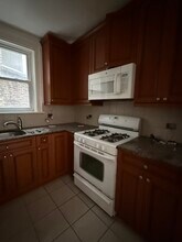 2042 W Farragut Ave-Unit -2S in Chicago, IL - Building Photo - Building Photo