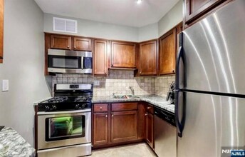2000 Linwood Ave in Fort Lee, NJ - Building Photo - Building Photo
