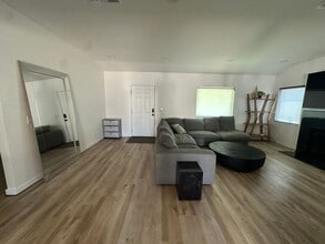 3905 Gaviota Ave in Long Beach, CA - Building Photo - Building Photo