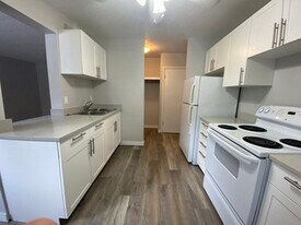 Hillcrest Manor in Edmonton, AB - Building Photo