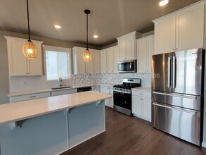 8304 Gardner St in West Richland, WA - Building Photo - Building Photo