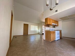 525 Close Ave in Henderson, NV - Building Photo - Building Photo