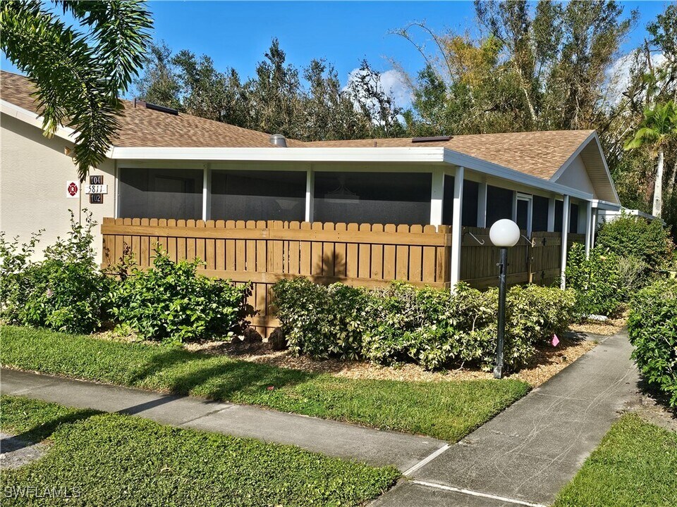 5811 Crystal Lake Ln in North Fort Myers, FL - Building Photo