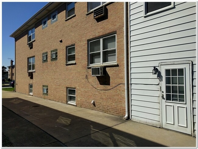 8406 W Berwyn Ave in Chicago, IL - Building Photo - Building Photo