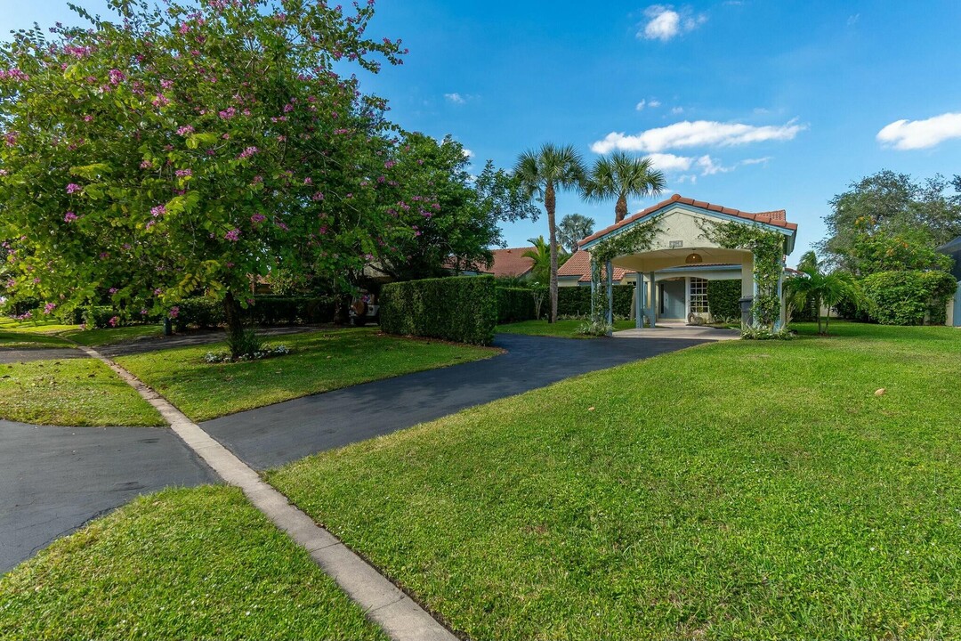 2291 Las Casitas Dr in Wellington, FL - Foto de edificio