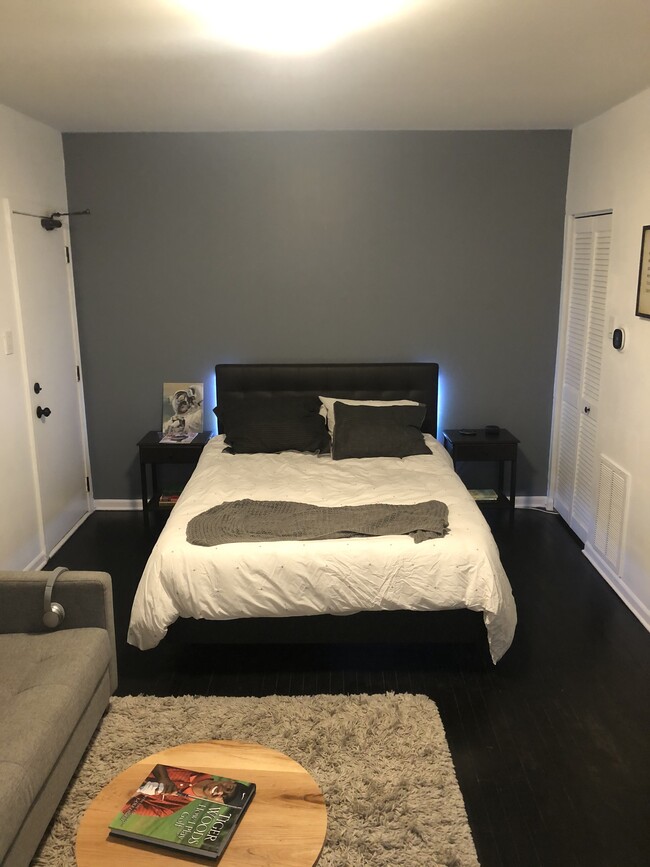 property at 4240 N Clarendon Ave