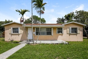 2811 NW 211th St in Miami Gardens, FL - Building Photo