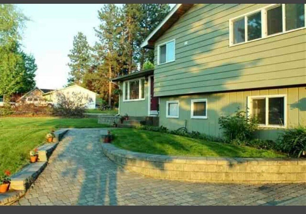 10422 E 13th Ave in Spokane Valley, WA - Building Photo