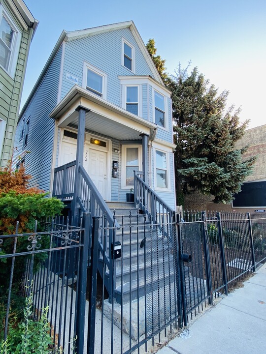 3604 W Diversey Ave, Unit G in Chicago, IL - Building Photo