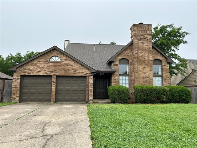 1225 Eaton Ln in Grapevine, TX - Building Photo